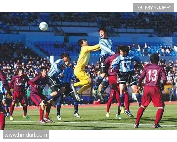 日本街头足球明星齐聚一堂合影留念展现青春活力与足球热情