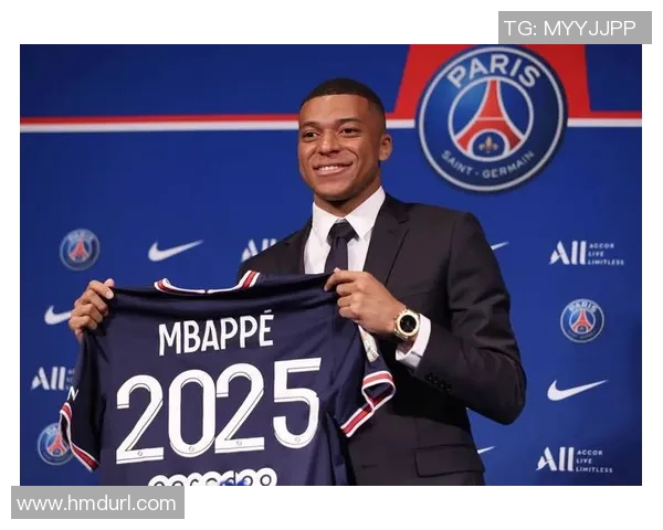 姆巴佩身穿西装展现绅士风范足球场外的时尚魅力引人瞩目