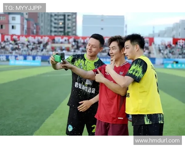 足球明星的生活揭秘:从绿茵场到生活舞台的多重角色与挑战 足球明星的生活揭秘:从绿茵场到生活舞台的多重角色与挑战